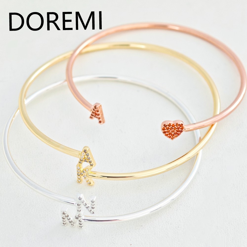 Cuff Bangle Bracelet - กำไลข้อมืออักษรภาษาอังกฤษแบบกำหนดเอง DOREMI กำไลข้อมืออักษรย่อสำหรับเด็กผู้หญิง ของขวัญเครื่องประดับคริสต์มาส กำไลข้อมือแบบปรับแต่งได้ ขนาดตัวอักษร